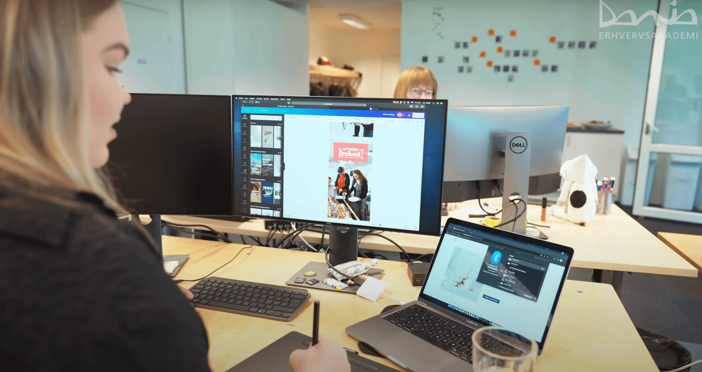 Studerende fra Multimediedesign uddannelse arbejder med grafiske elementer i praktik.
